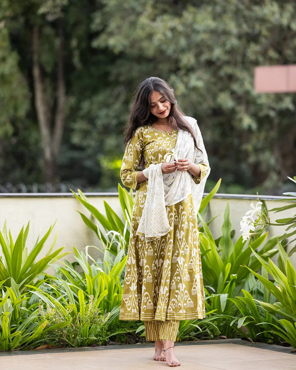 Anarkali Full set with thread work Flared Kurta Green