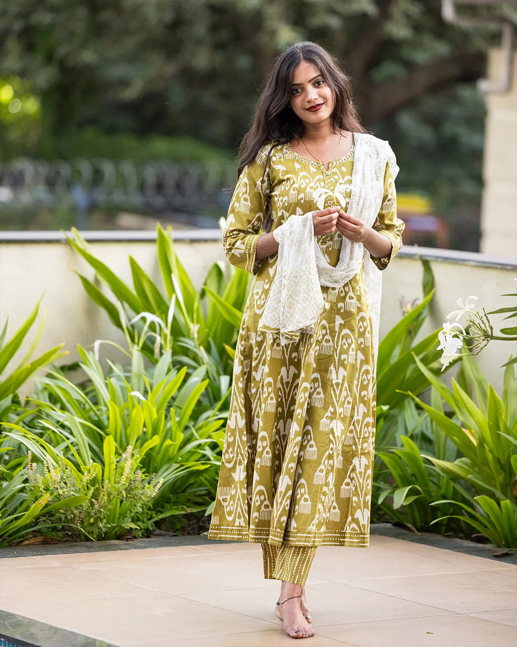 Anarkali Full set with thread work Flared Kurta Green
